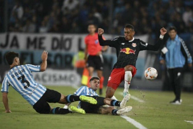Di Cesare e Martinera imprimem forte marcação em Guilherme Lopes, do Bragantino -  (crédito: Foto: Luis Robayo/AFP via Getty Images)