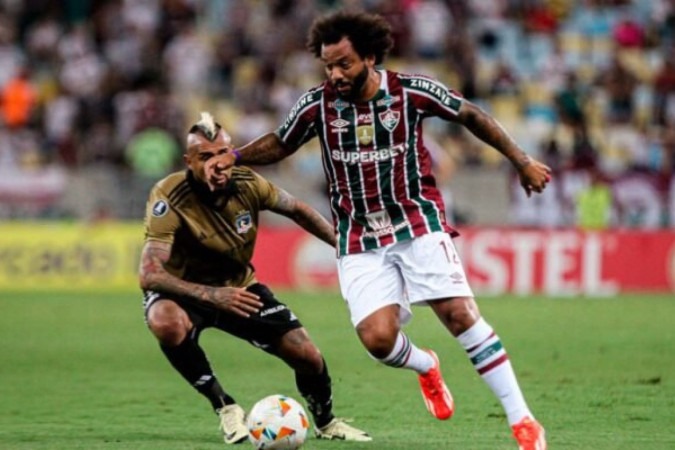 Marcelo com a bola dominada e Vidal (esq.) olhando atentamente -  (crédito: Foto: MARCELO GONÇALVES/FLUMINENSE F.C.)