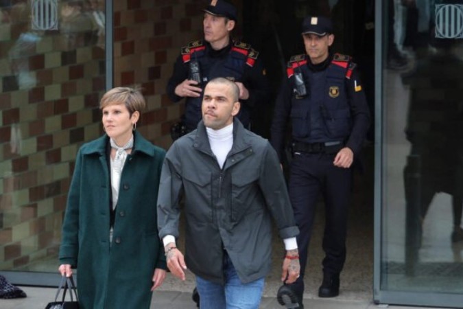 Após sinal positivo do Tribunal de Barcelona para liberdade provisória e o pagamento da fiança, Dani Alves deixou a penitenciária pela porta da frente -  (crédito: Foto: Lluis Gene/AFP via Getty Images)
