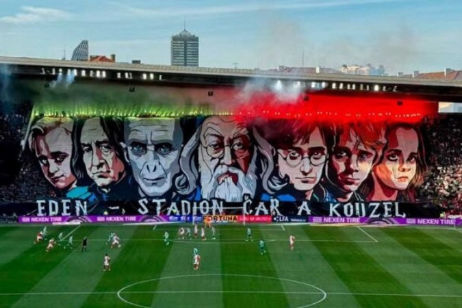 Personagens do Harry Potter surgiram nas arquibancadas do Eden Arena -  (crédito: Foto: Divulgação/Slavia Praga)