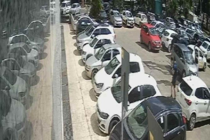 Registro das câmeras de segurança sobre a depredação de um carro estacionado de forma irregular no Setor Hoteleiro Sul -  (crédito: Material cedido ao Correio)