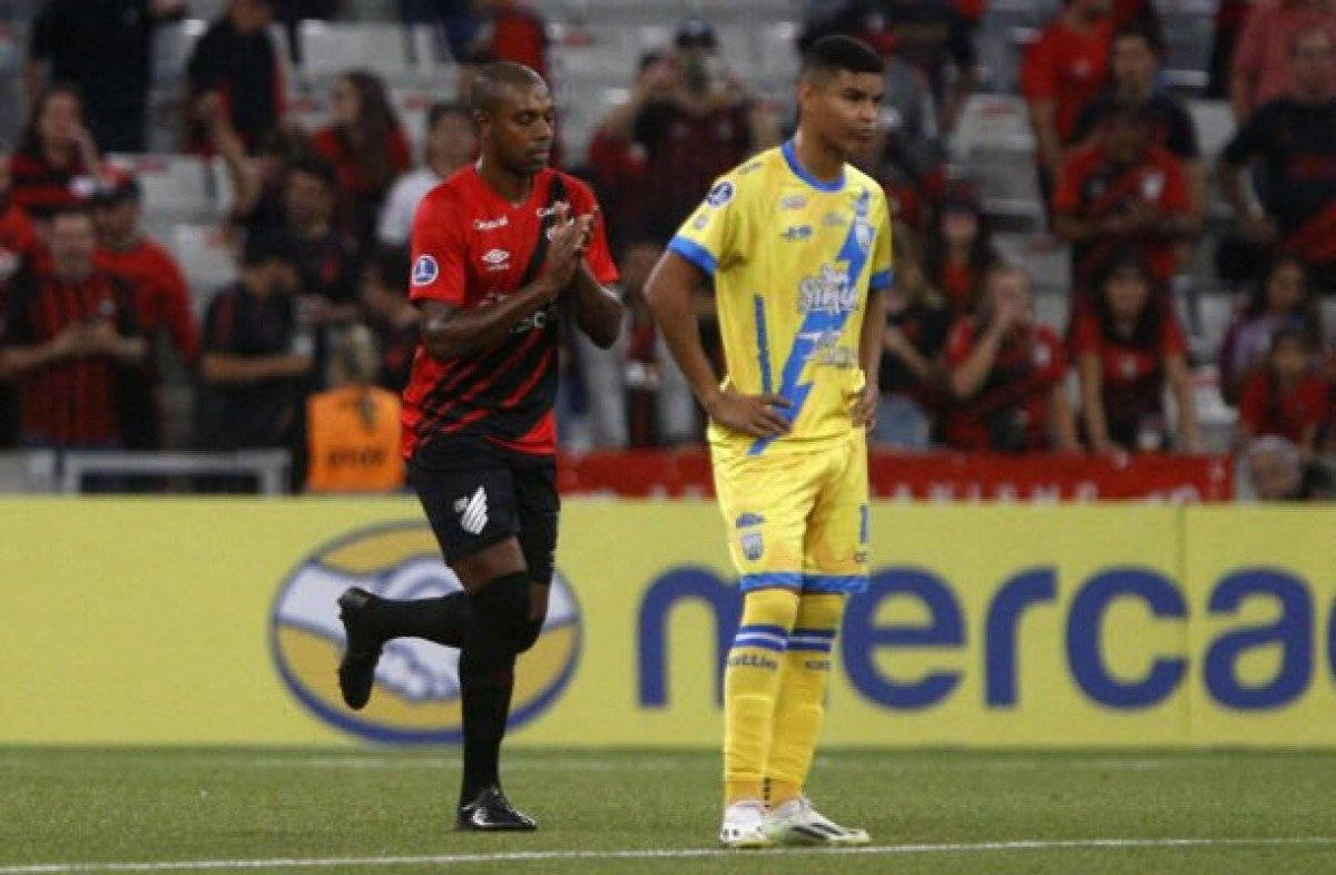 Fernandinho elogia forma do Athletico, mas pede pés no chão: ‘Pensar jogo a jogo’