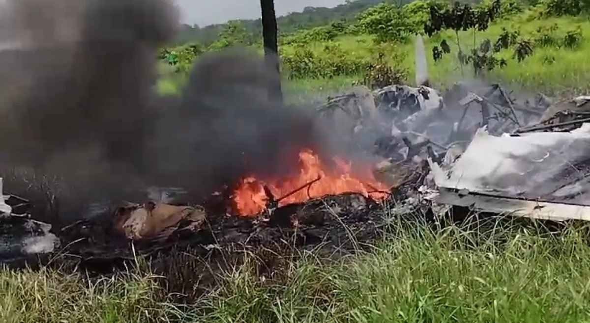 FAB intercepta avião clandestino em Rondônia; veja vídeos