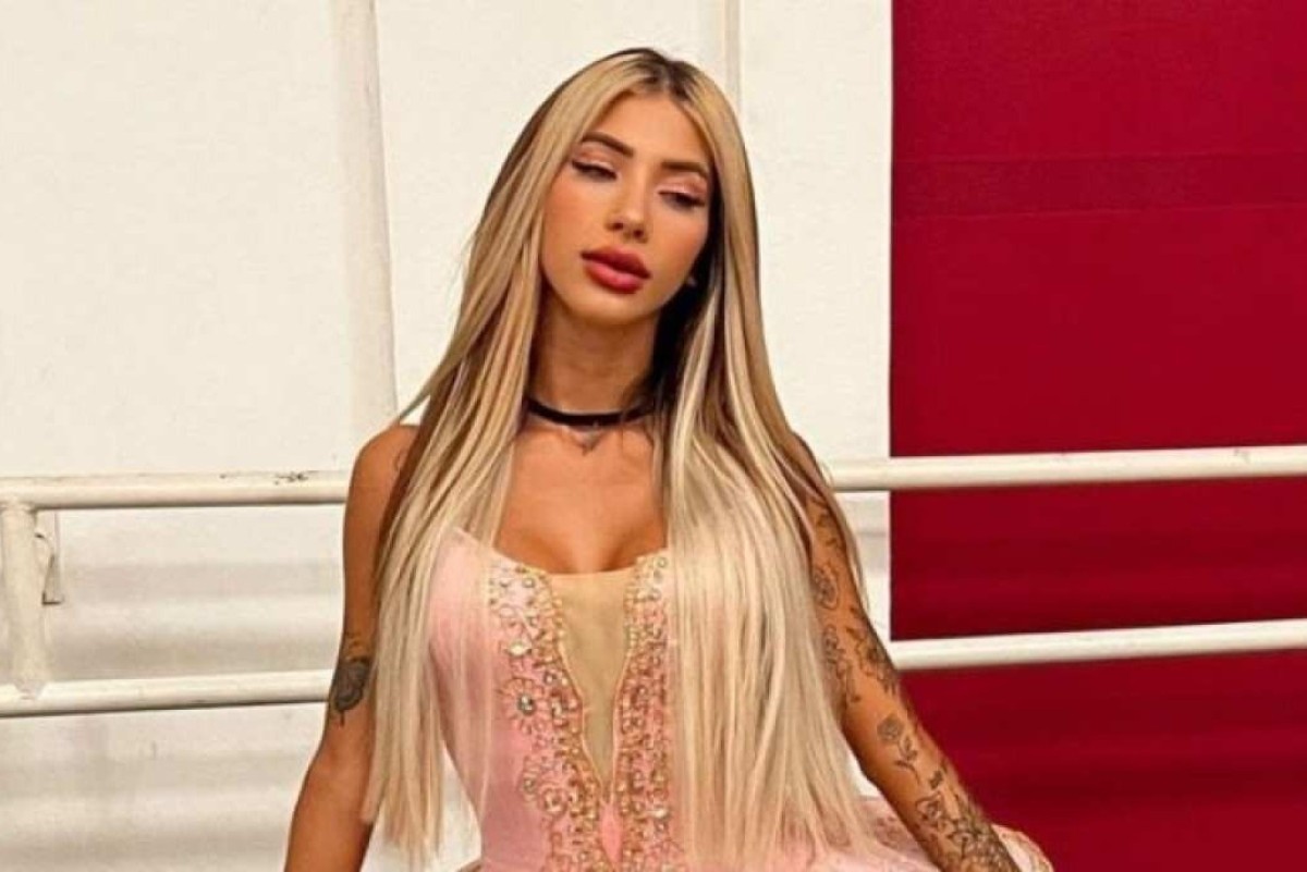 MC Thammy mostra cuidados com pés queimados após prova em reality show