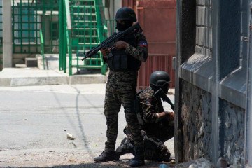 Gangues controlam maioria da capital do Haiti, Porto Príncipe, e as principais rodovias nacionais. Na imagem, policiais haitianos mantêm guarda em esquina da cidade  -  (crédito: Clarens Siffroy/AFP)