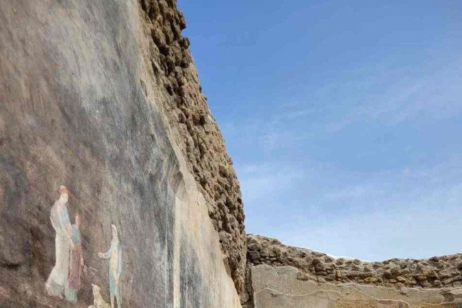  This handout picture released by the archaelogical park of Pompeii on April 11, 2024 shows new frescoes in a banqueting room with black walls part of the ongoing excavations in the block 10 of Regio IX, in Pompeii, near Naples. ?The walls were painted black to prevent the smoke from the oil lamps being seen on the walls. People would meet to dine after sunset; the flickering light of the lamps had the effect of making the images appear to move, especially after a few glasses of good Campanian wine,? emphasises Gabriel Zuchtriegel, the Director of the Archaeological park of Pompeii. (Photo by Handout / Parco Archeologico di Pompei press office / AFP) / RESTRICTED TO EDITORIAL USE - MANDATORY CREDIT 