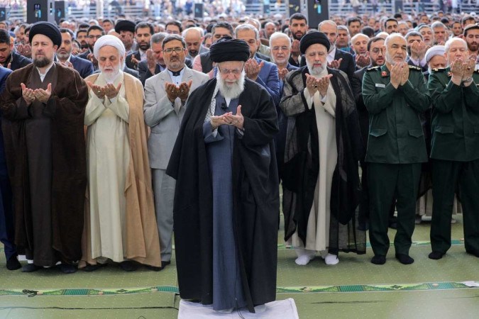 O aiatolá Ali Khamenei lidera a cerimônia de orações no Eid Al-Fitr, na quarta-feira, em Teerã:  -  (crédito: Khamenei.ir/AFP)