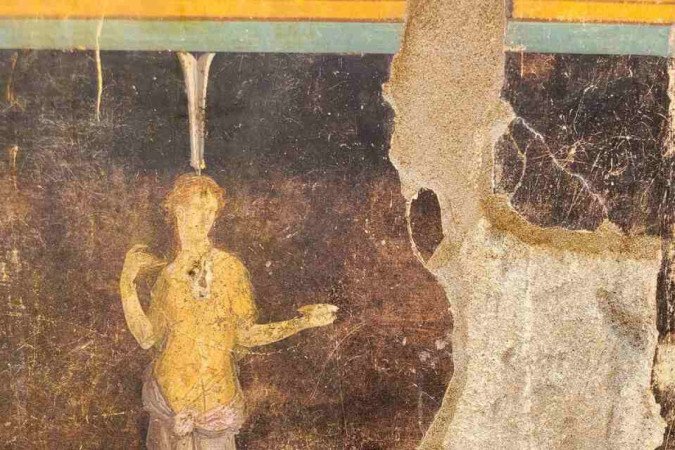  This handout picture released by the archaelogical park of Pompeii on April 11, 2024 shows new frescoes in a banqueting room with black walls part of the ongoing excavations in the block 10 of Regio IX, in Pompeii, near Naples. ?The walls were painted black to prevent the smoke from the oil lamps being seen on the walls. People would meet to dine after sunset; the flickering light of the lamps had the effect of making the images appear to move, especially after a few glasses of good Campanian wine,? emphasises Gabriel Zuchtriegel, the Director of the Archaeological park of Pompeii. (Photo by Handout / Parco Archeologico di Pompei press office / AFP) / RESTRICTED TO EDITORIAL USE - MANDATORY CREDIT 