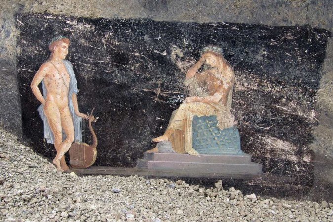  This handout picture released by the archaelogical park of Pompeii on April 11, 2024 shows frescoes depicting mythological characters Appolo and Cassandra, the daughter of Priam, in a banqueting room with black walls part of the ongoing excavations in the block 10 of Regio IX, in Pompeii, near Naples. The frequent presence of mythological figures in the paintings of living rooms and dining rooms of Roman houses had the explicit social function of entertaining guests and table companions, providing talking points for conversations and reflections on life. (Photo by Handout / Parco Archeologico di Pompei press office / AFP) / RESTRICTED TO EDITORIAL USE - MANDATORY CREDIT 