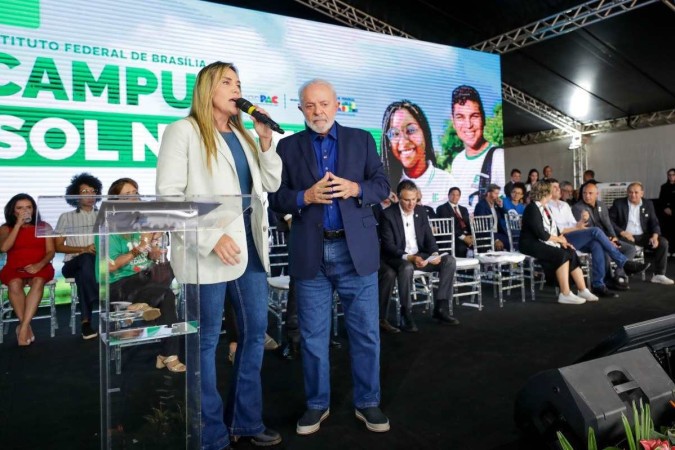 Ao começar a discursar, Celina foi vaiada pela plateia. Lula se colocou ao lado dela e as hostilidades cessaram -  (crédito: Renato Alves/Agência Brasília)