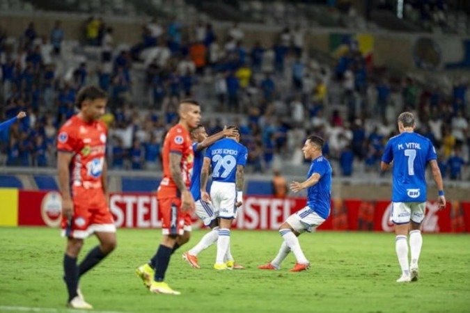 Romero, de costas, recebe o abraço de Marlos logo após fazer o primeiro gol do Cruzeiro . No fim 3 a 3 vergonhoso -  (crédito: Foto : Staff Images / Cruzeiro)