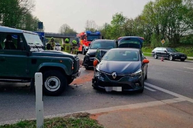 Veículo Mercedes, onde estavam os filhos do jogador, foi atingido por um Renault -  (crédito: Foto: Corpo de Bombeiros Voluntários de Hohenschäftlarn)