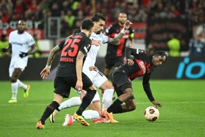 Leverkusen, de preto, consegue dobrar o ferrolho inglês no fim -  (crédito: Foto: Ina Fassbender/AFP via Getty Images)