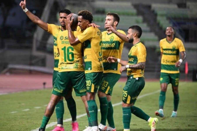 Deyverson supera marcação de Irwin Anton para anotar o primeiro gol do Cuiabá -  (crédito: Foto: Federico Parra/AFP via Getty Images)
