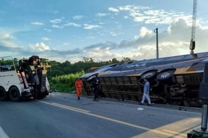 ônibus de turismo tomba na Bahia e deixa ao menos 8 mortos  -  (crédito: Divulgação/PRF)