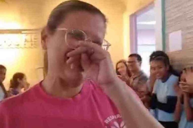 Alunos de escola pública de Planaltina emocionam professora com despedida