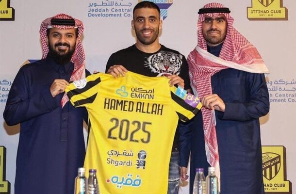 Jogador do Al-Ittihad leva chicotadas de torcedor na final da Supercopa saudita