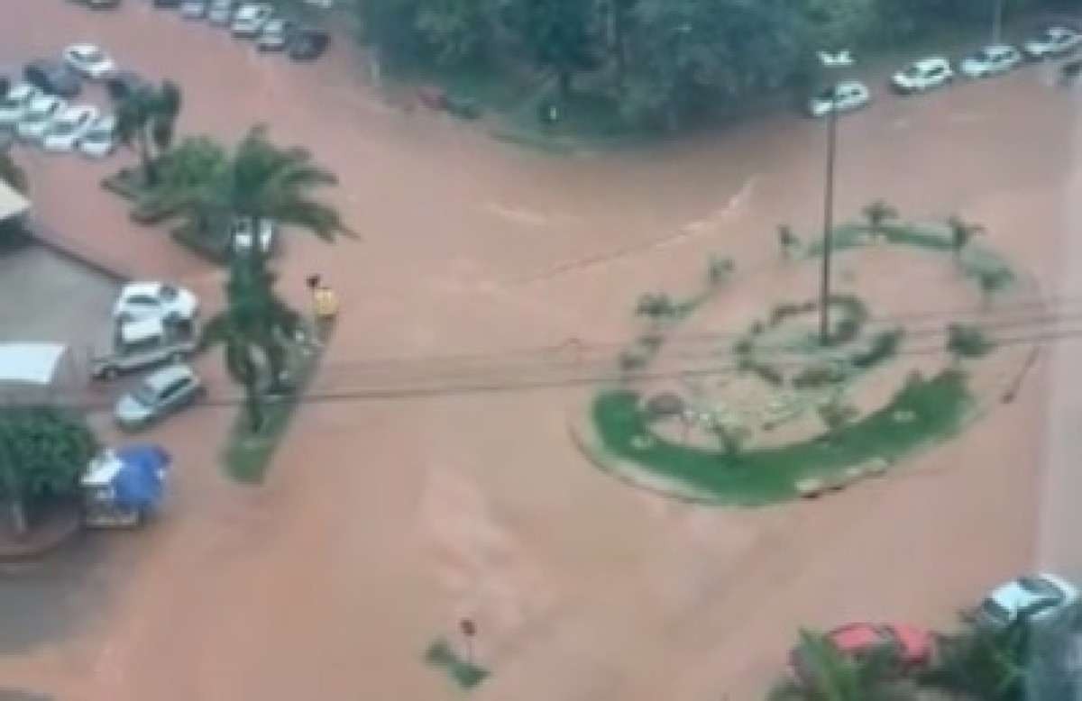 Chuva desta quinta-feira (11/4) causa alagamento na Asa Norte; veja vídeo