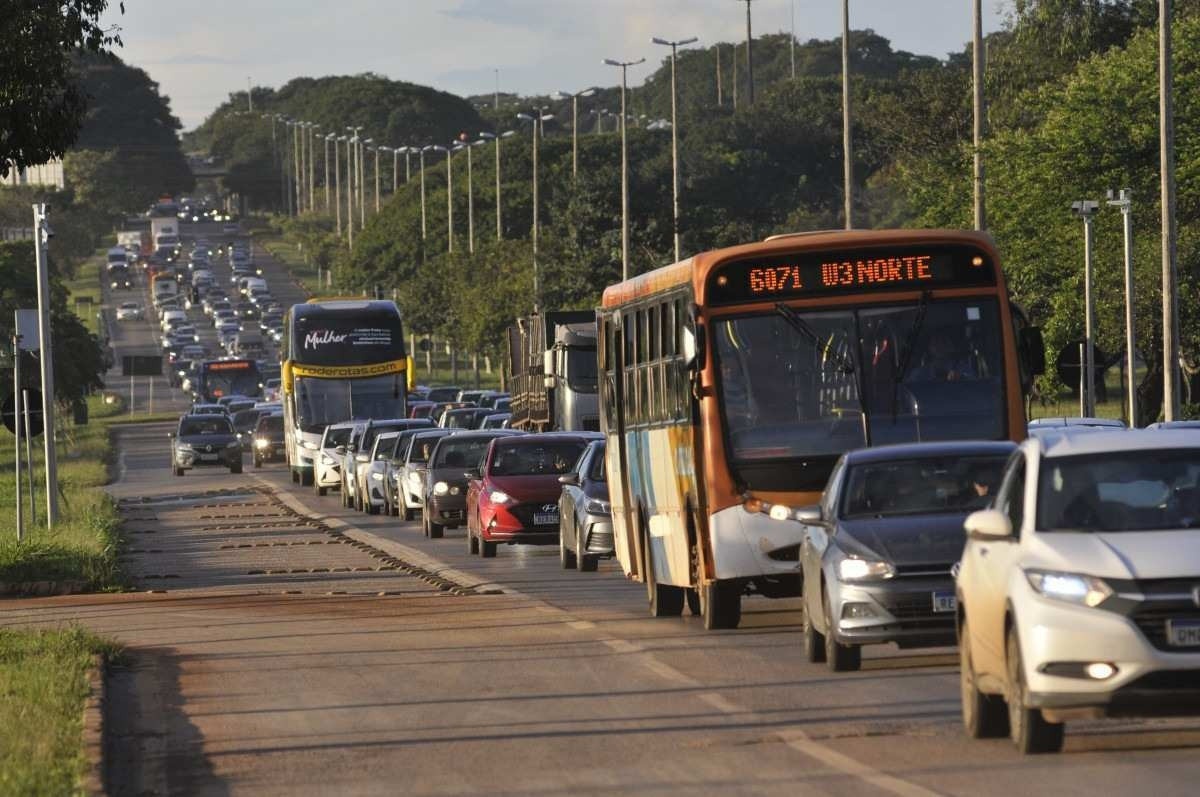 Uso excessivo de carros deixa DF em alerta de colapso na mobilidade