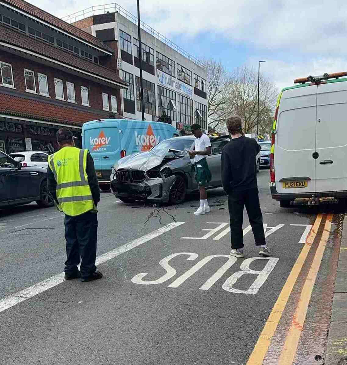 Estrela de time na Inglaterra bate carro de luxo avaliado em R$467 mil