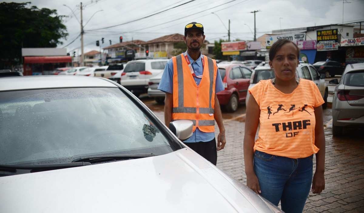 O casal Leonardo e Ester Pereira ganham a vida vigiando e lavando carros no Taguacenter 