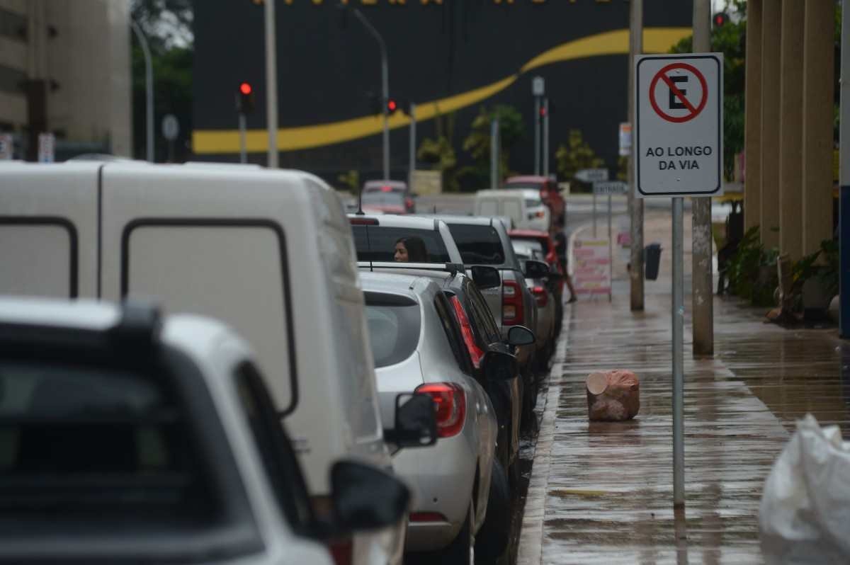  12/04/2024 Credito: Ed Alves/CB/DA.Press. Cidades.  Falta de Estacionamento. Falta de Vagas - Estacionar em Local Proibido. Setor Comercial Sul. 