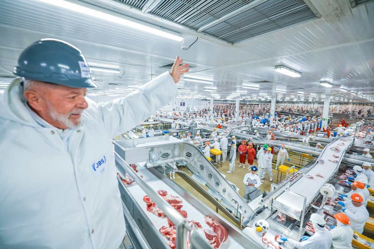 Lula visita frigorífico da JBS e celebra novas exportações à China