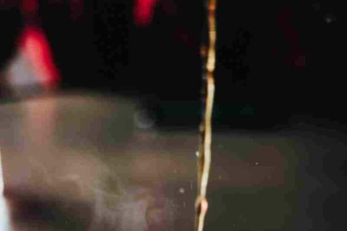 O café possui diversos benefícios para a saúde porém, se consumido em excesso pode trazer efeitos não desejados.