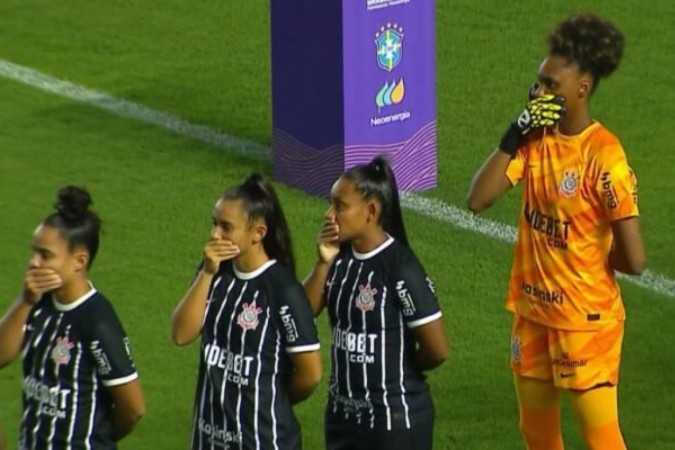 Jogadoras do Corinthians tapam a boca durante o Hino. O mesmo ocorreu no jogo do Palmeiras com o Avaí -  (crédito: Foto: Reprodução de vídeo SporTV)