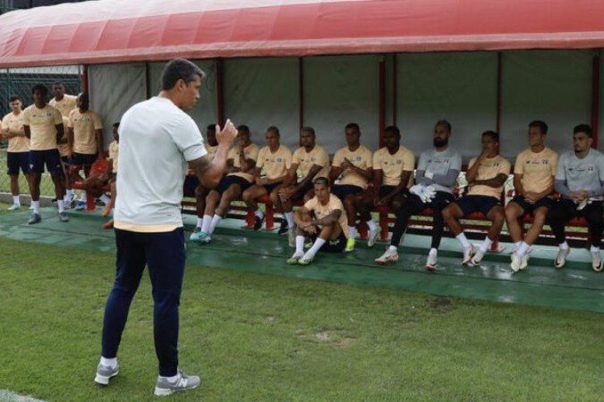 Carpini tem jogadores ao seu lado durante pressão sofrida - (crédito: Foto: Rubens Chiri e Paulo Pinto/Saopaulofc.net) Carpini tem jogadores ao seu lado durante pressão sofrida - (crédito: Foto: Rubens Chiri e Paulo Pinto/Saopaulofc.net)