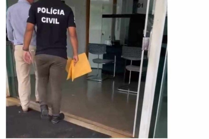 Acusado sendo levado preso para a delegacia, em Brazlândia -  (crédito: PCDF/Divulgação)