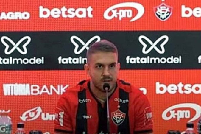 Apresentação do zagueiro Bruno Uvini no Barradão -  (crédito: Foto: Reprodução TV Vitória BetSat)