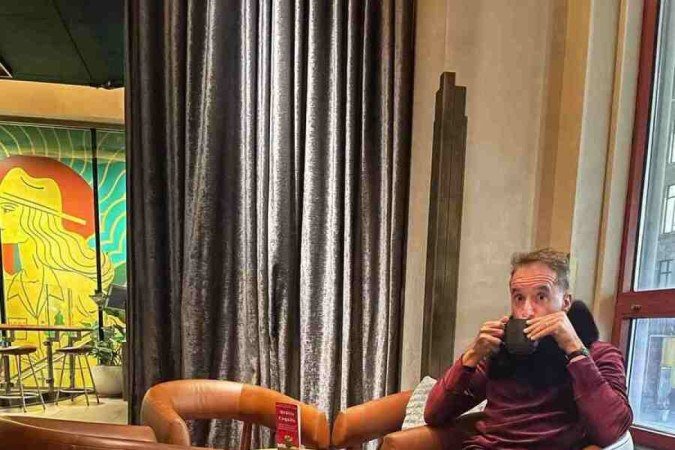 Para começar o dia, Paulo Almeida bebe 300ml de café pela manhã. Para ele, não se trata só de uma bebida, é auxílio na criatividade e produtividade, e companhia para os desafios e prazeres do dia a dia