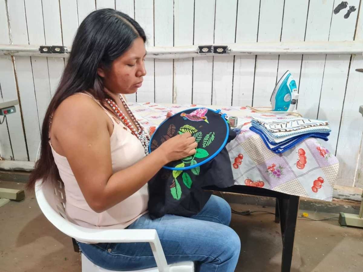 Leia de Souza Eliandres, 26 anos, está entre as artesãs da tribo Ofaié, no Mato Grosso do Sul