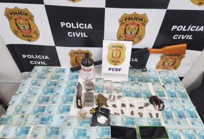 Os policiais apreenderam porções de drogas fracionadas, uma arma de pressão e mais de R$ 11 mil. -  (crédito: Divulgação: PCDF)