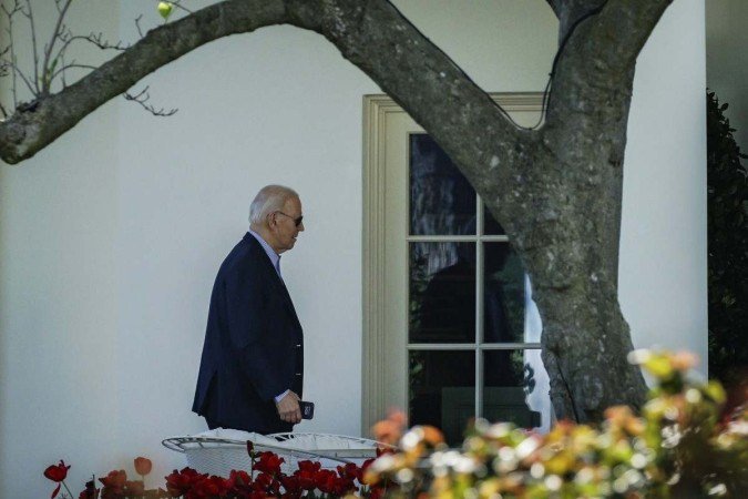 O presidente dos EUA, Joe Biden, chega à Casa Branca em Washington, DC, em 13 de abril de 2024.