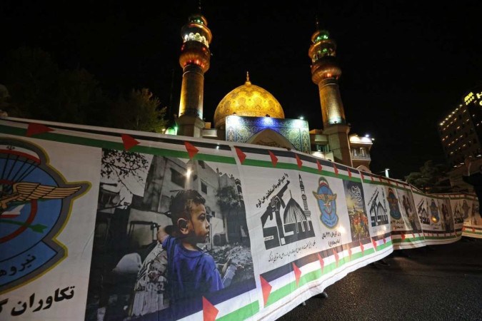 Manifestantes se reúnem na Praça Palestina, em Teerã, em 14 de abril de 2024, depois que o Irã lançou um ataque de drones e mísseis contra Israel -  (crédito: ATTA KENARE / AFP)