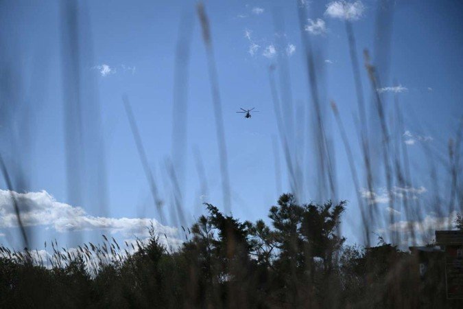 O Marine One com o presidente dos EUA, Joe Biden, parte de Gordons Pond em Rehoboth Beach, Delaware, ao retornar à Casa Branca em 13 de abril de 2024
