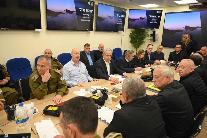 O primeiro-ministro de Israel, Benjamin Netanyahu, durante uma reunião do Gabinete de Guerra em Kirya, em Tel Aviv. -  (crédito: Israeli Prime Minister Office / AFP)
