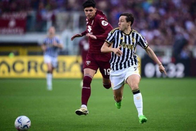 Bellanova, do Torino, (de vinho) tenta chegar para marcar  o juventino Chiesa   -  (crédito:  AFP via Getty Images)