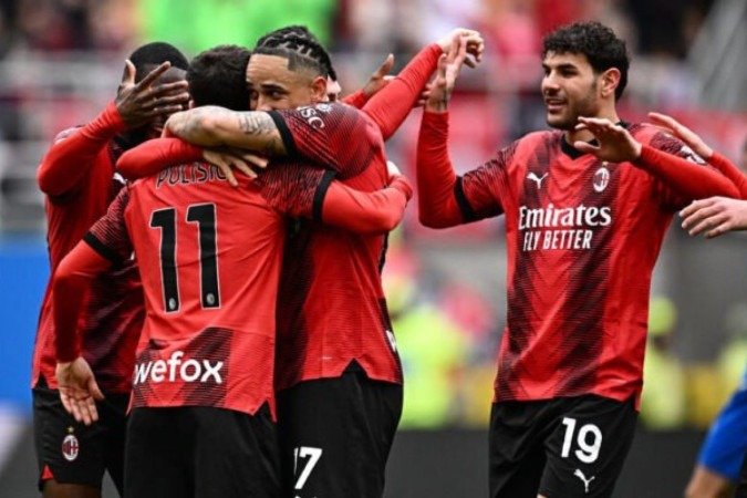 Milan é o vice-líder do Campeonato Italiano - Foto: GABRIEL BOUYS/AFP via Getty Images -  (crédito: Foto: GABRIEL BOUYS/AFP via Getty Images)