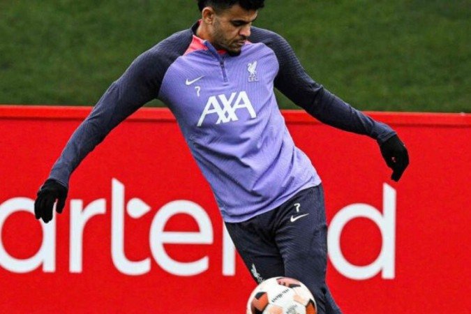 Luis Díaz controla a bola durante o treino do Liverpool -  (crédito: Foto: Divulgação/Liverpool)