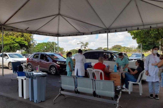 Na UBS 2 do Guará teve a possibilidade de vacinar em drive thru - (crédito: Letícia Mouhamad/CB/D.A Press) Na UBS 2 do Guará teve a possibilidade de vacinar em drive thru - (crédito: Letícia Mouhamad/CB/D.A Press)
