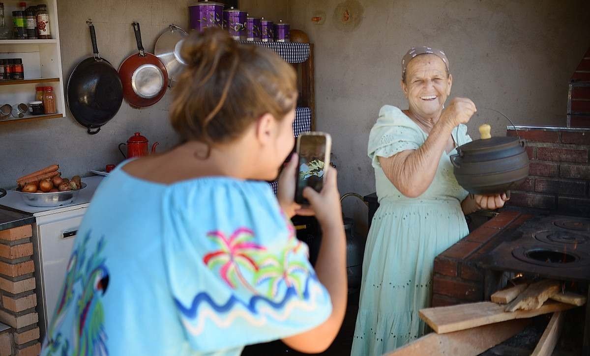  14/04/2024 Credito: Ed Alves/CB/DA.Press. Revista. Encontro com Chef Maria Antunes  "Vó Maria" - Influencer Digital - Faz comida simples no Fogão a Lenha. Tem ajuda das suas netas. Local Planaltina de Goias. 