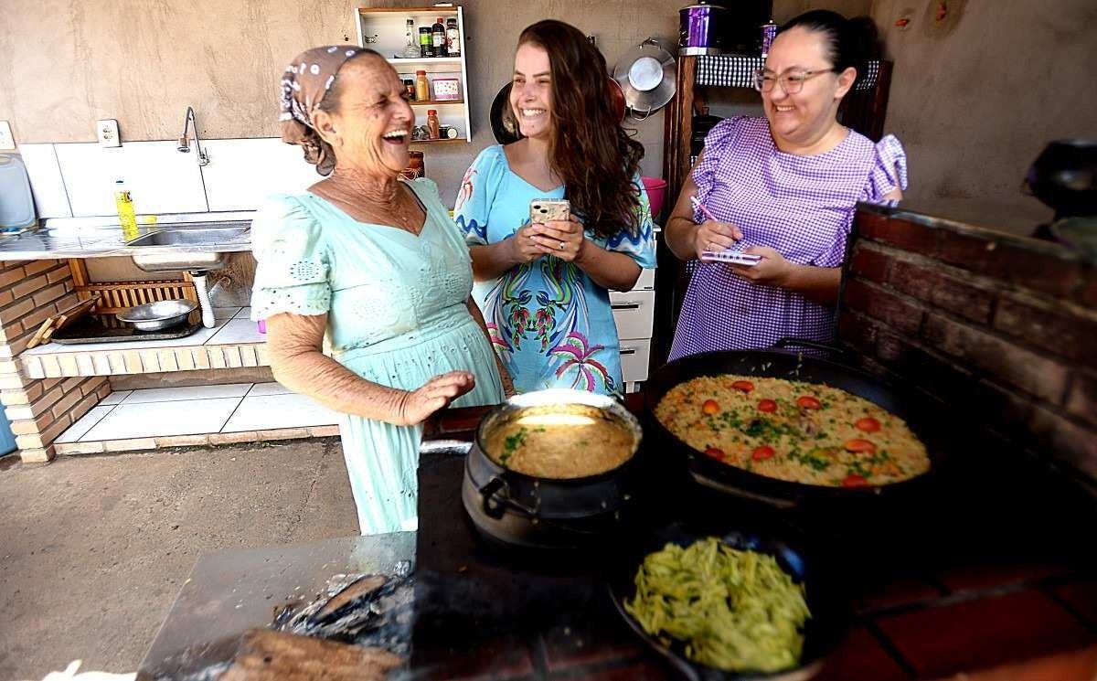  14/04/2024 Credito: Ed Alves/CB/DA.Press. Revista. Encontro com Chef Maria Antunes  "Vó Maria" - Influencer Digital - Faz comida simples no Fogão a Lenha. Tem ajuda das suas netas. Local Planaltina de Goias. 