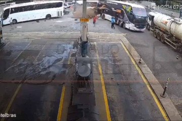 Câmera de segurança flagrou o momento que o ônibus invade posto de gasolina -  (crédito: Reprodução )