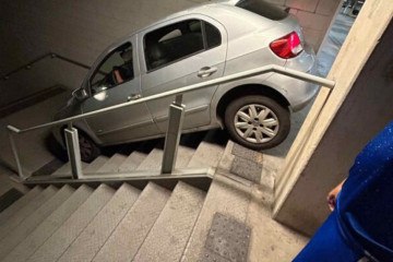 Torcedor cruzeirense se equivoca em tentativa de sair do estacionamento e desce oito degraus do Mineirão com carro -  (crédito: Foto: Reprodução)