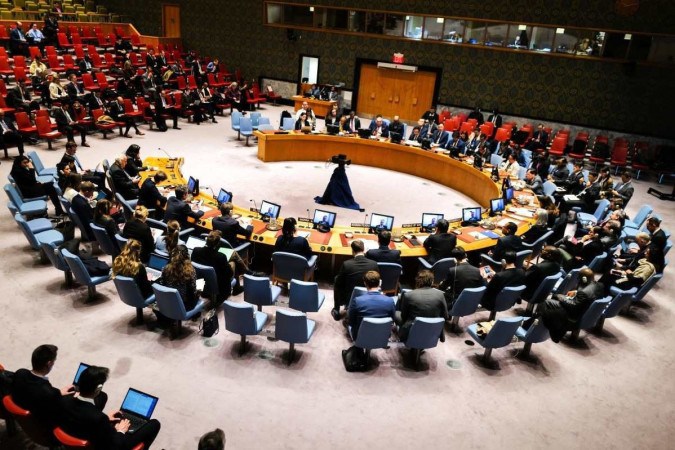 O Conselho de Segurança da ONU realiza uma reunião de emergência sobre o risco de fome e ataques a trabalhadores humanitários em Gaza, na sede da ONU em Nova York, em 5 de abril de 2024 -  (crédito: Charly TRIBALLEAU / AFP)