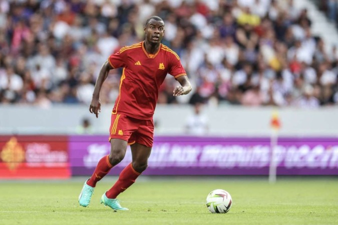 O zagueiro francês da AS Roma, Obite Evan Ndicka, controla a bola durante um amistoso de futebol entre Toulouse (TFC) e AS Roma (ASR) no Stadium TFC em Toulouse -  (crédito:  AFP)