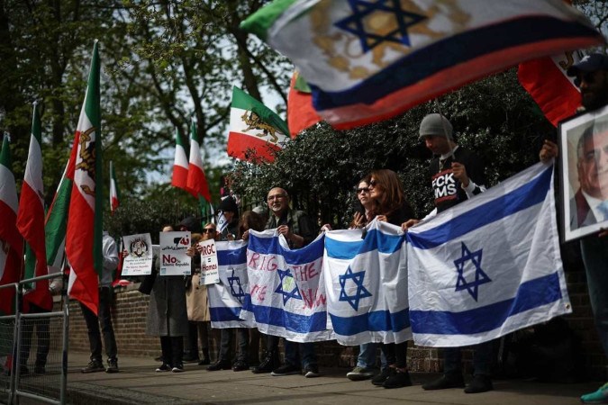  Uma manifestação anti-iraniana é realizada em frente à Embaixada do Irã em Londres, em 14 de abril de 2024. Na noite de sábado, o Corpo da Guarda Revolucionária do Irã anunciou que havia lançado 
